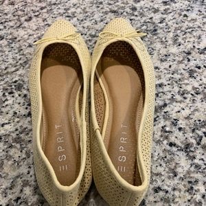 Pointed yellow flats